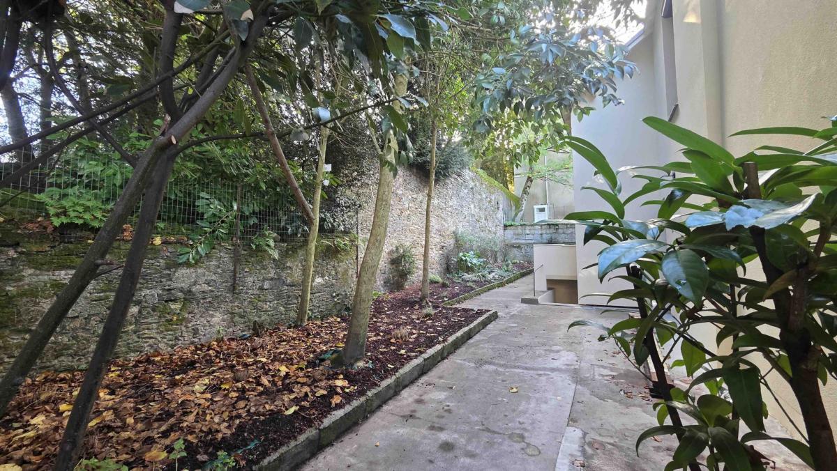 Town center Canclaux, renovated 1930s house with 5 bedrooms, gar