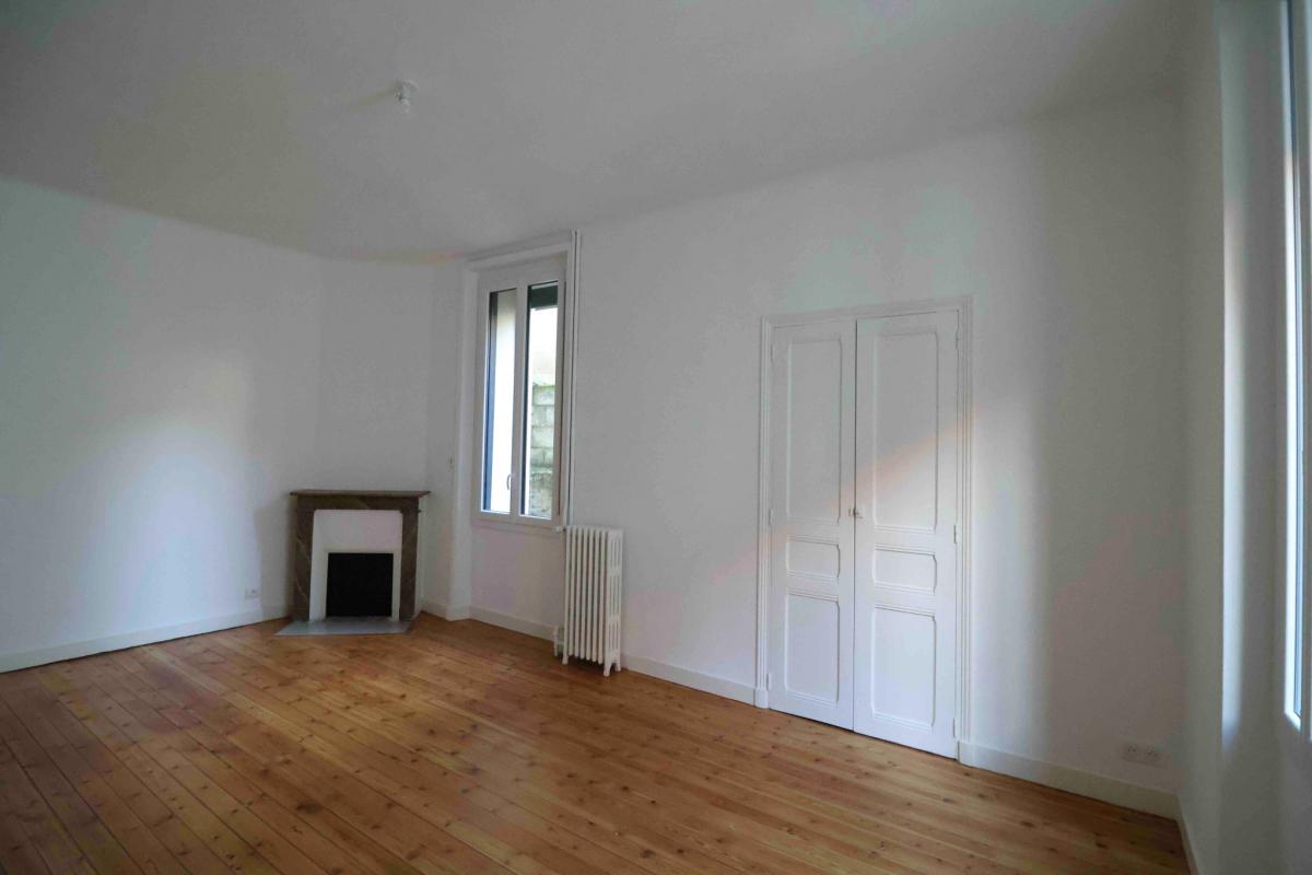 Town center Canclaux, renovated 1930s house with 5 bedrooms, gar