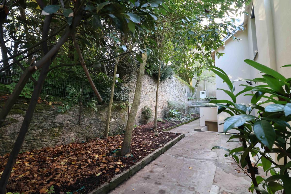 Town center Canclaux, renovated 1930s house with 5 bedrooms, gar