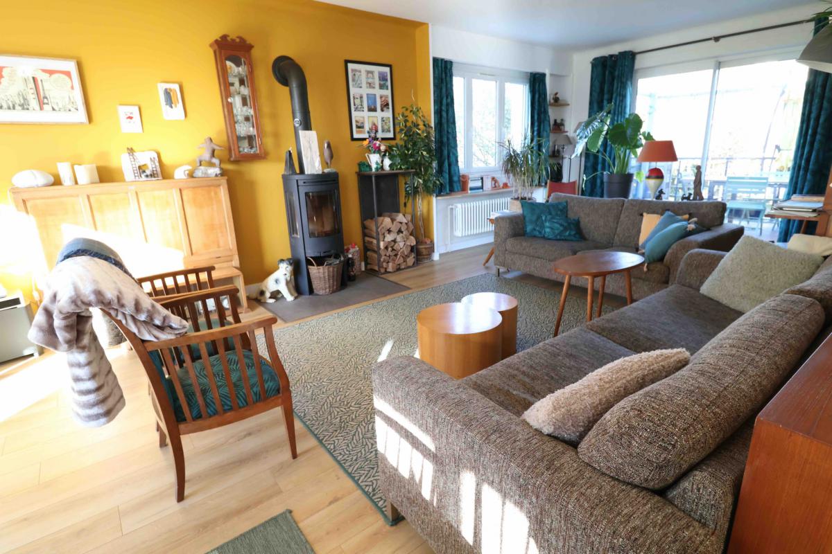 Renovated 4-bedroom house with garden, garage, and outbuildings