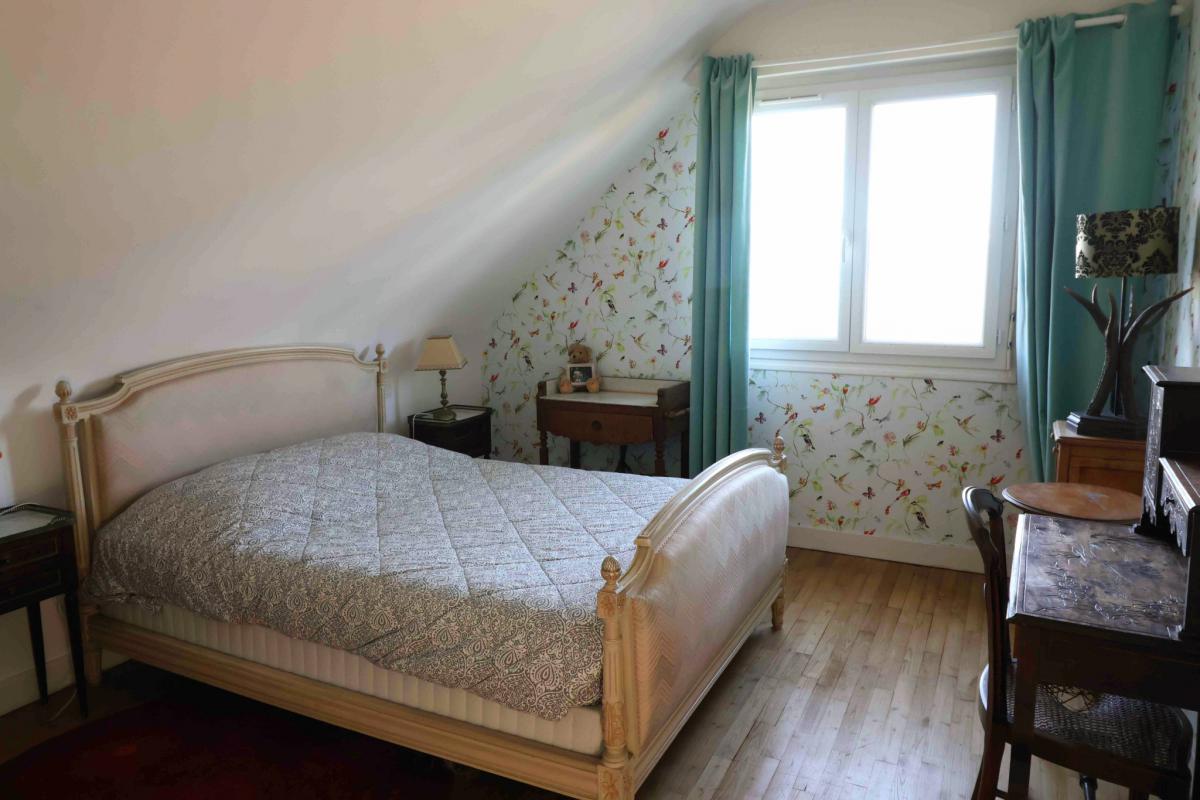 Renovated 4-bedroom house with garden, garage, and outbuildings