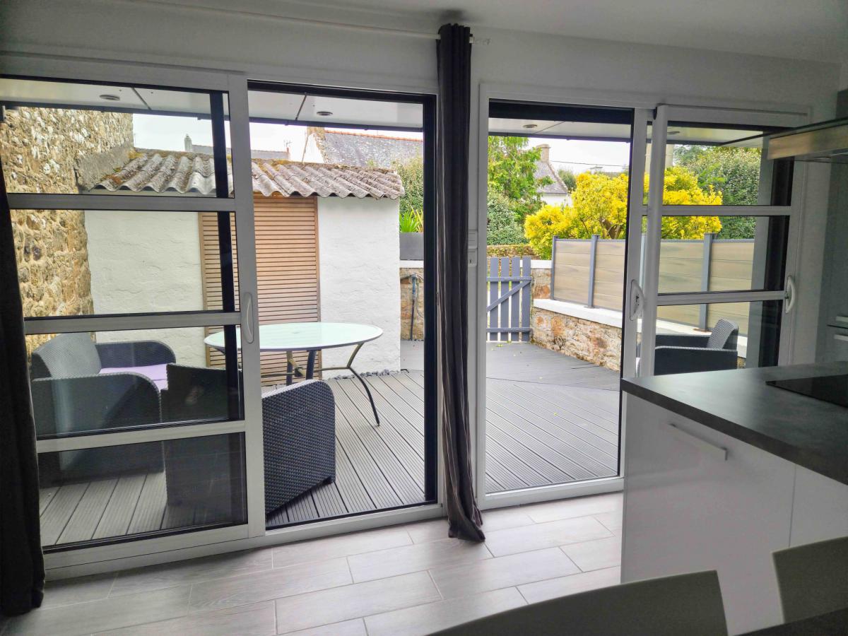 Plage à pied maison rénovée et ses deux terrasses 