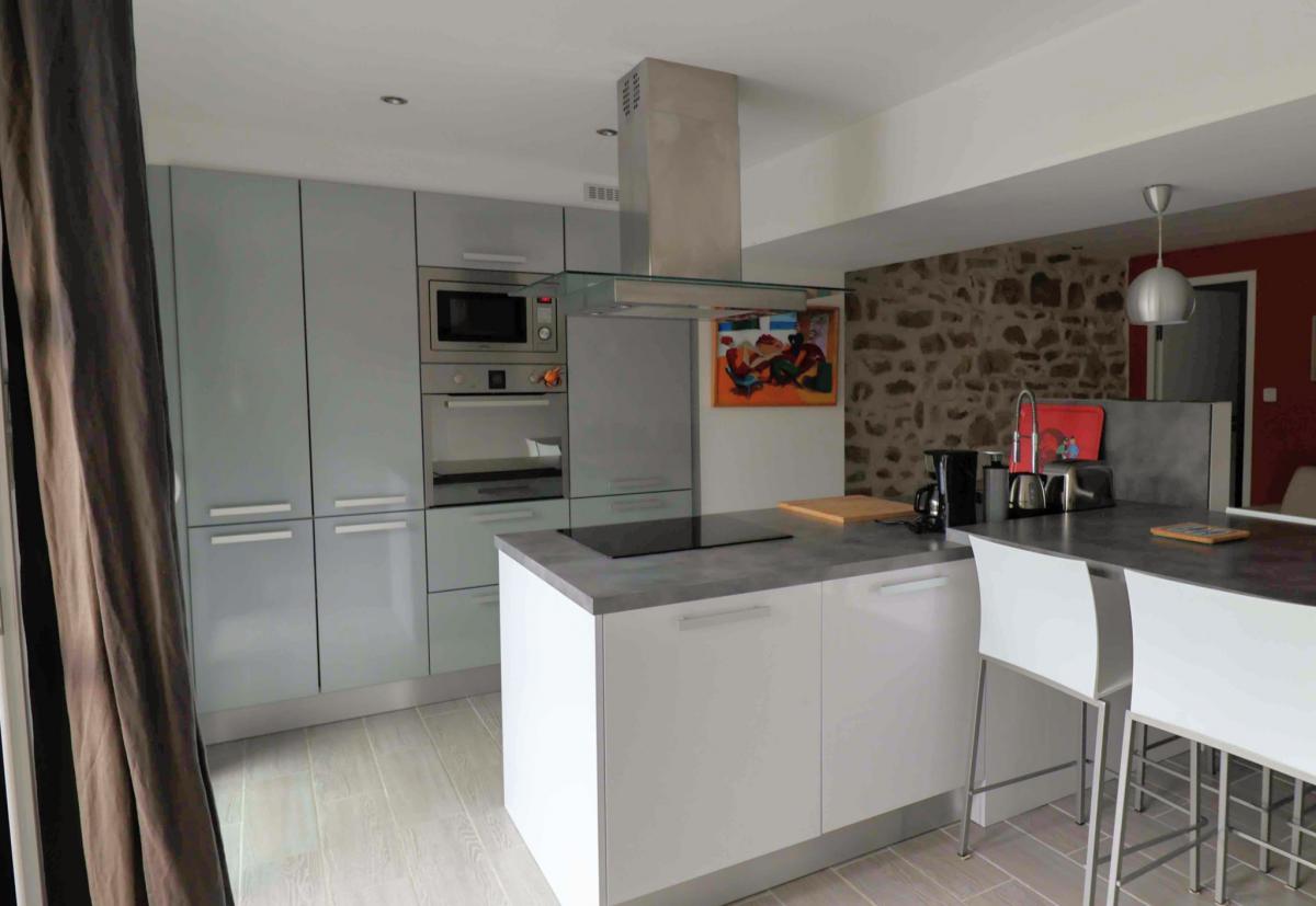 Plage à pied maison rénovée et ses deux terrasses 