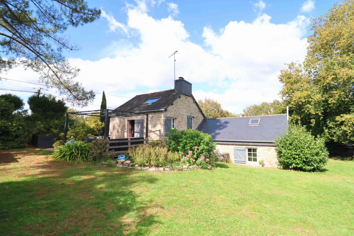 Countryside stone house and swimming pool 