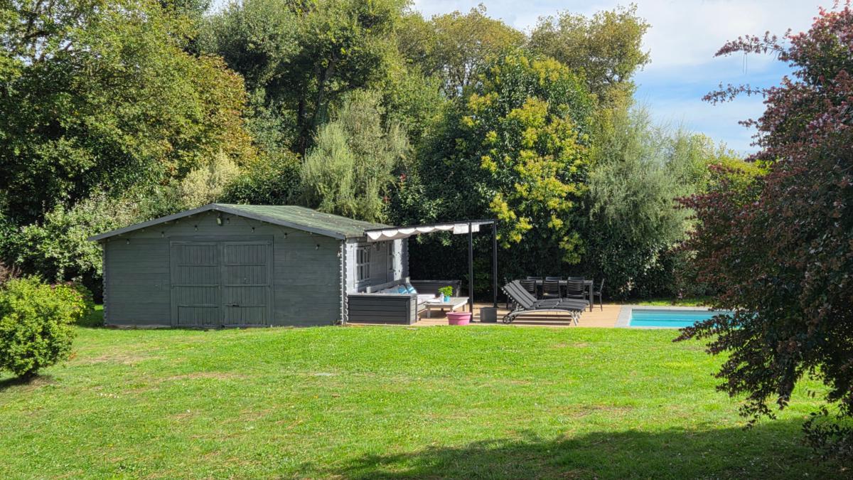 Countryside stone house and swimming pool 