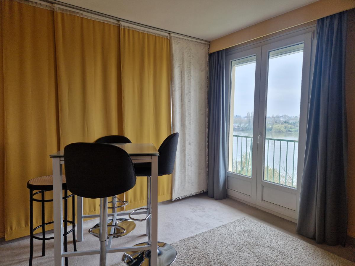 Apartment with balcony and terrace overlooking the Loire River +