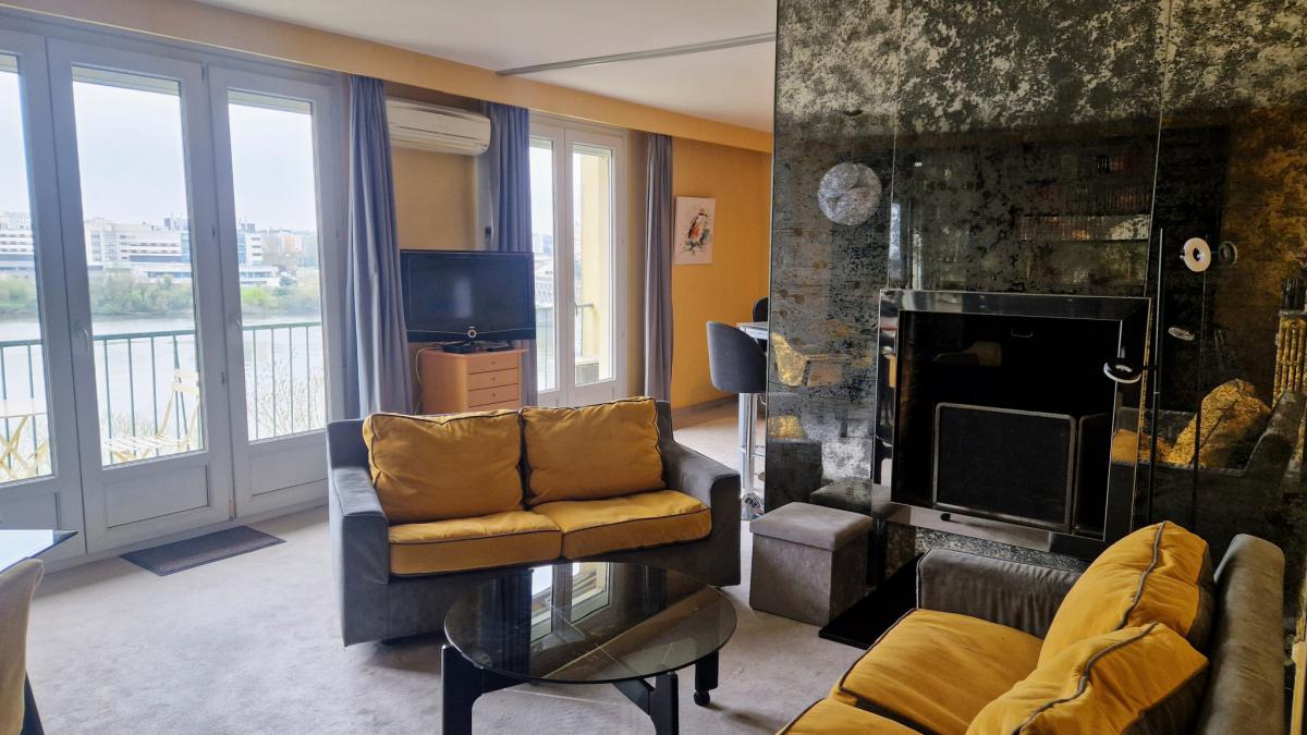 Apartment with balcony and terrace overlooking the Loire River +