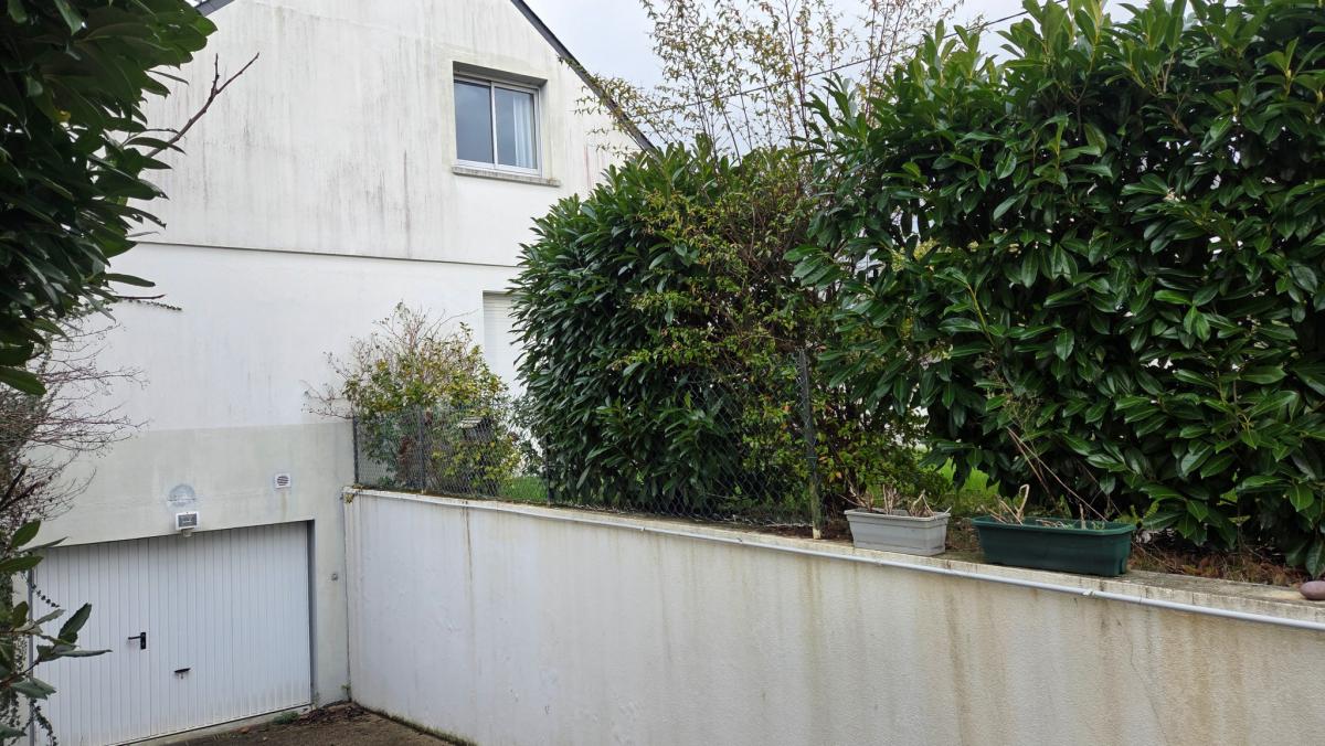 Madeleine house with 6 bedrooms + office, garden, terrace, cella