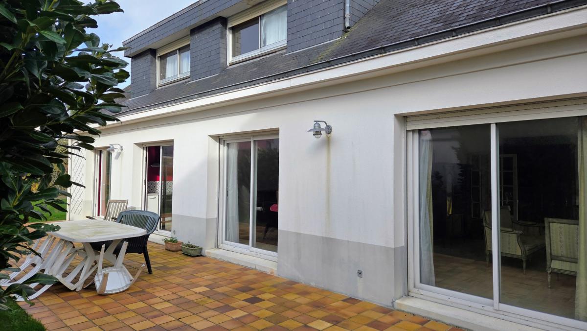 Madeleine house with 6 bedrooms + office, garden, terrace, cella