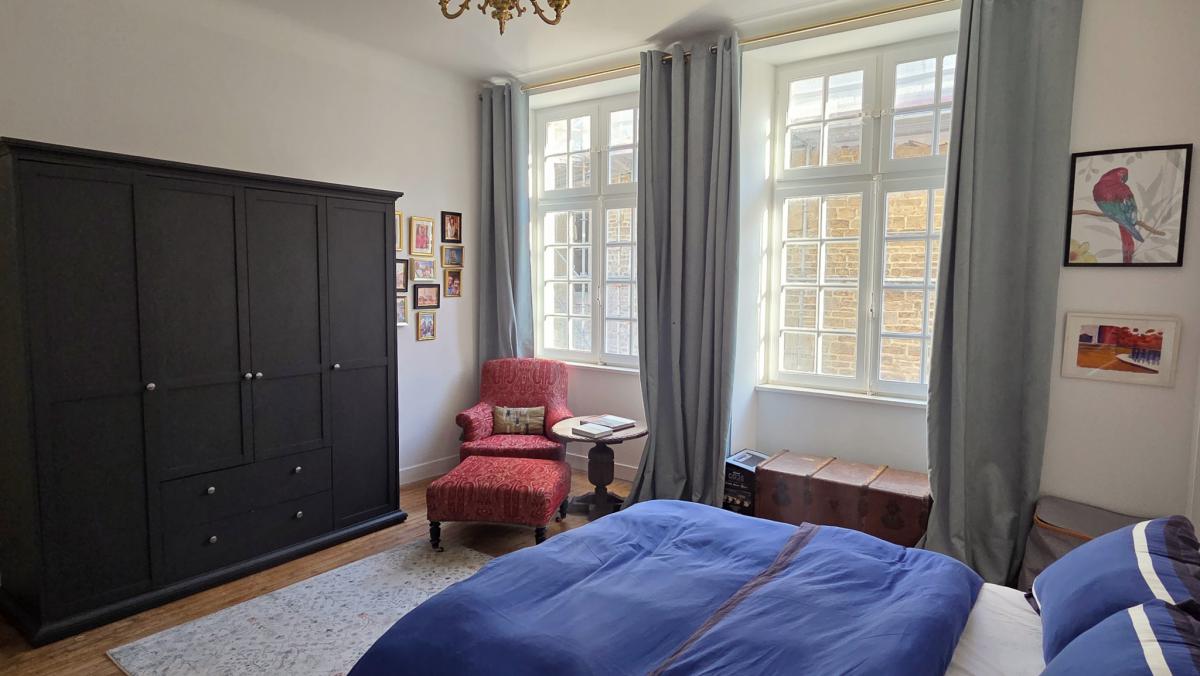 Intra-muros appartement rénové 3 ch + caves 