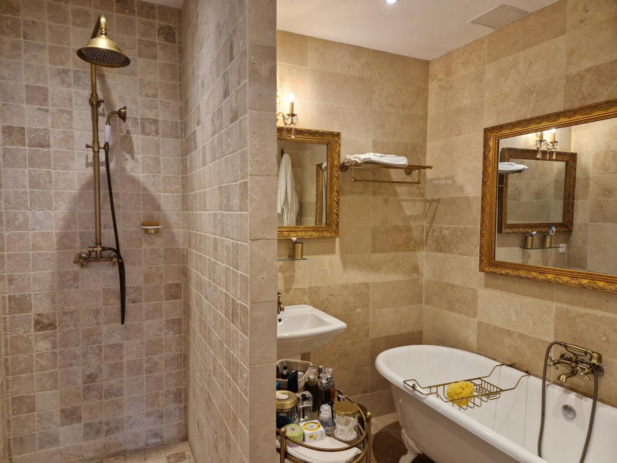 Intra-muros appartement rénové 3 ch + caves 