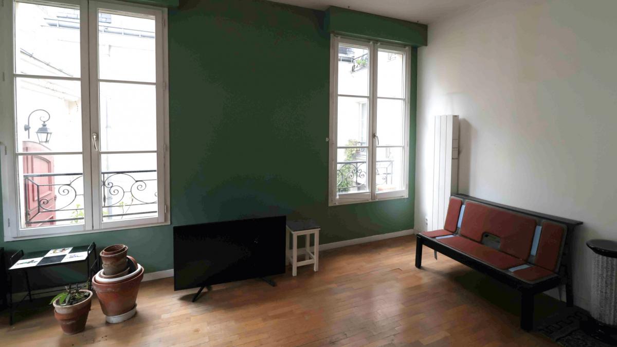 Renovated 2-bedroom duplex apartment with hardwood floors and du