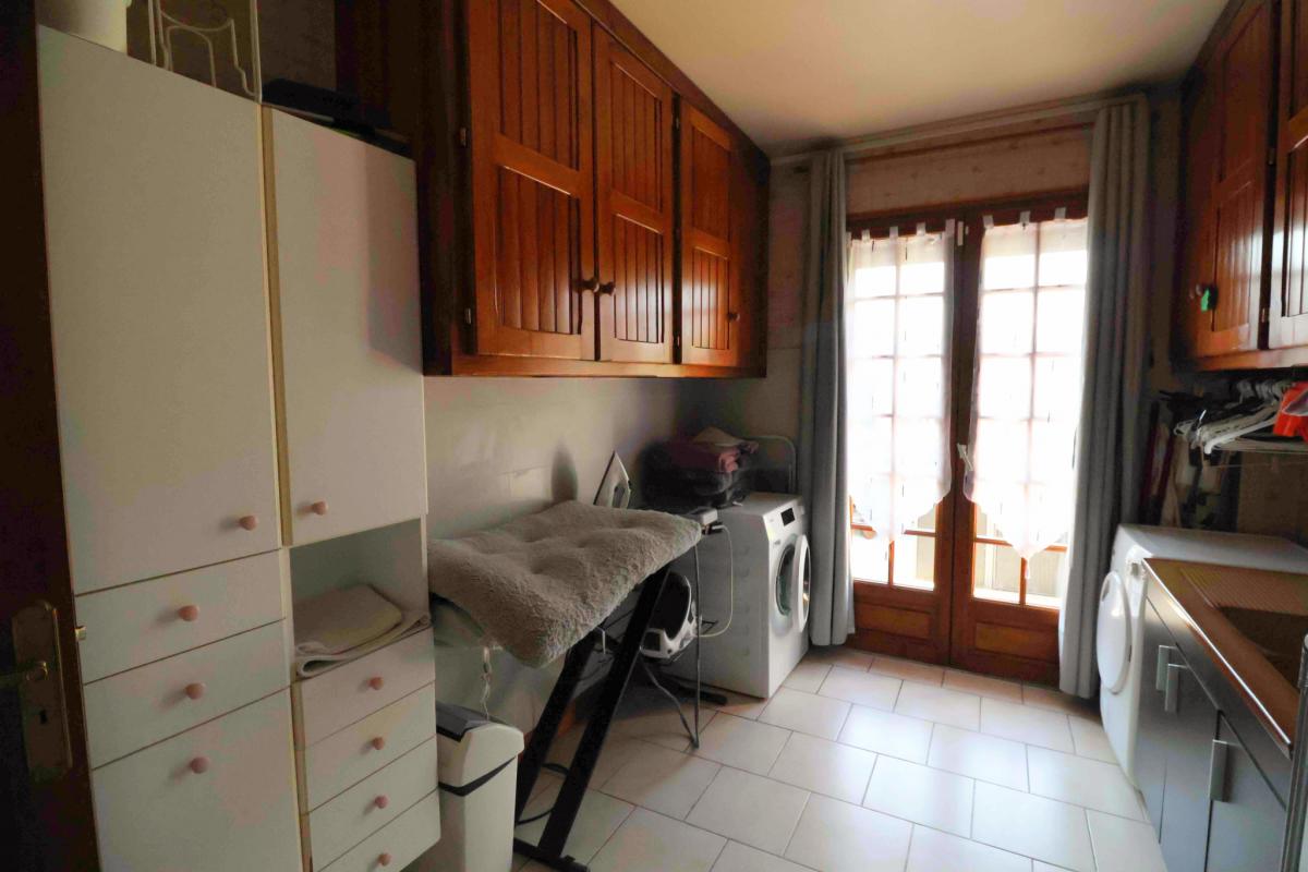 Downtown Solognote-style house with 5 bedrooms, pool, and garage