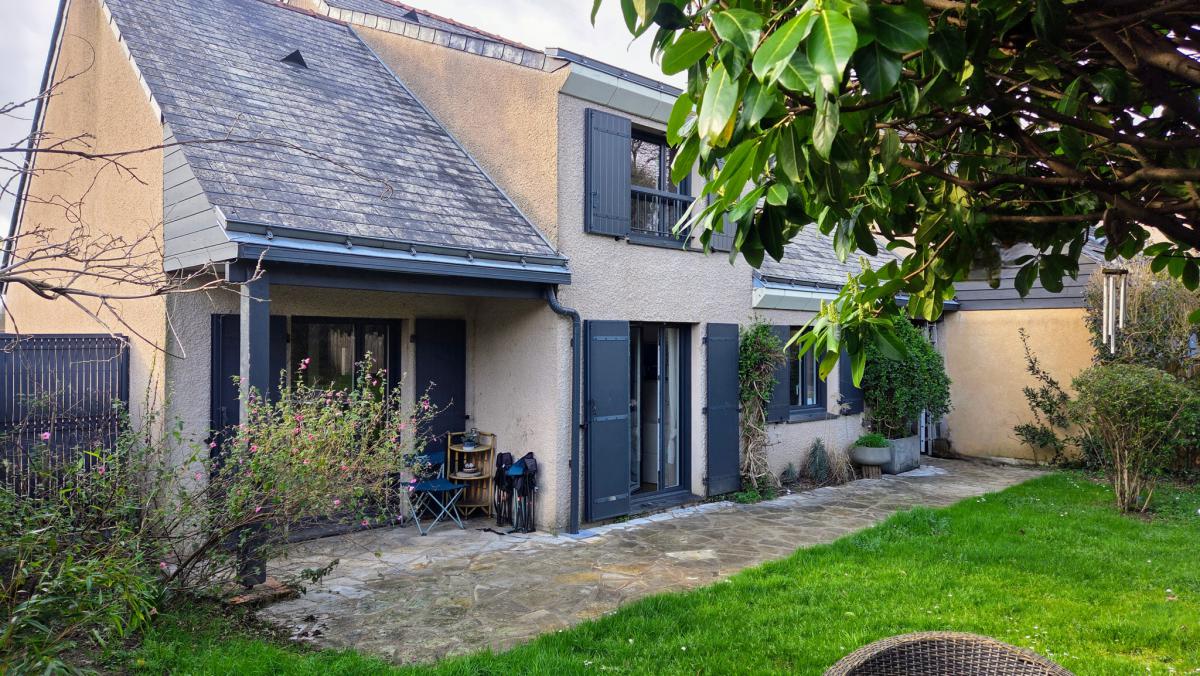 Close to schools, 5-bedroom house with terrace and garden, garag