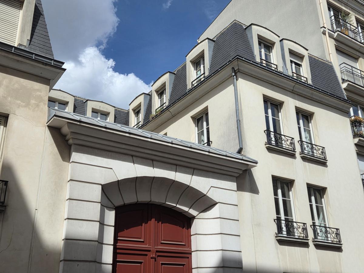 Renovated 2-bedroom duplex apartment with hardwood floors and du