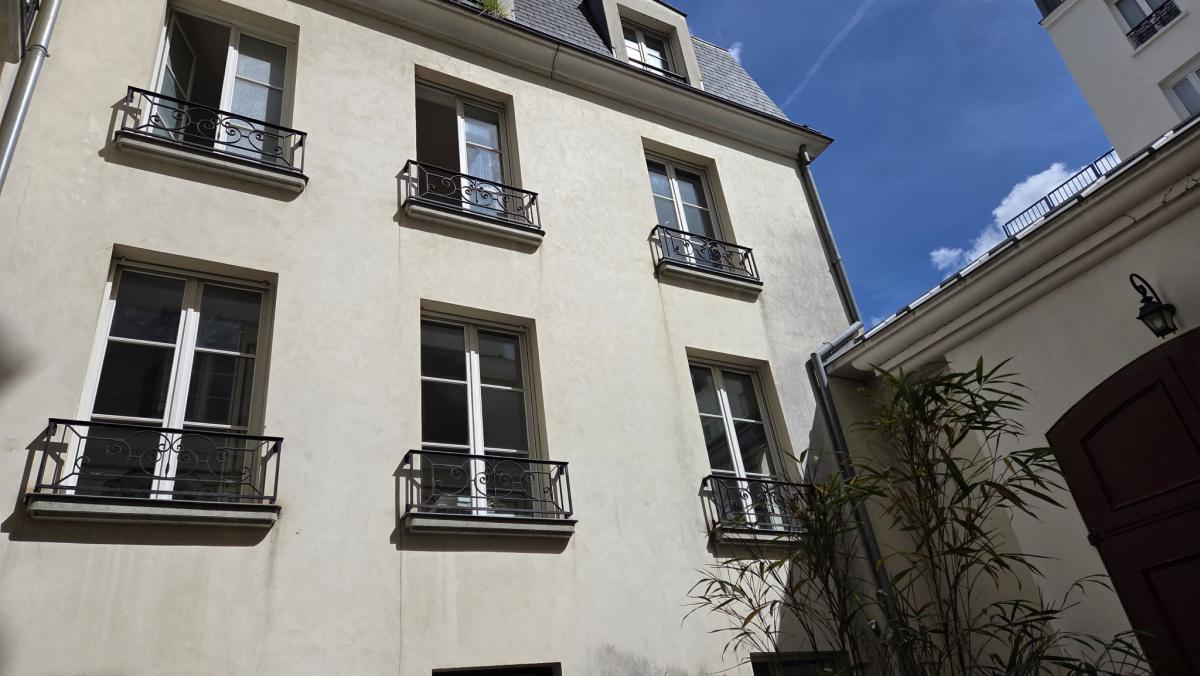 Renovated 2-bedroom duplex apartment with hardwood floors and du