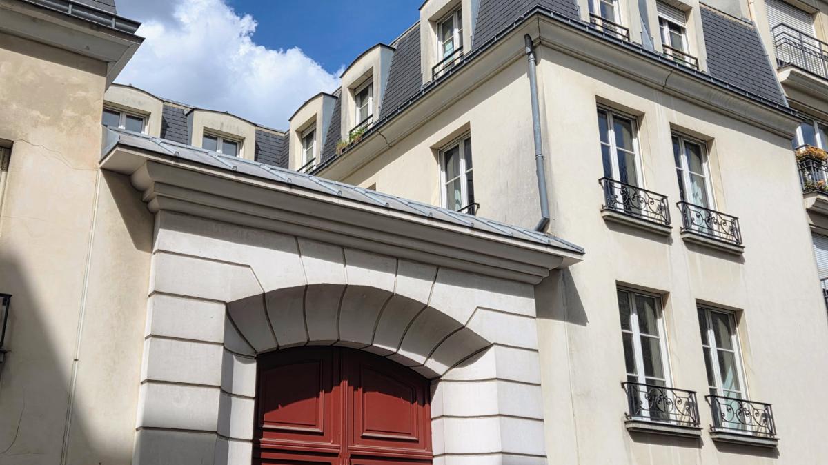 Renovated 2-bedroom duplex apartment with hardwood floors and du