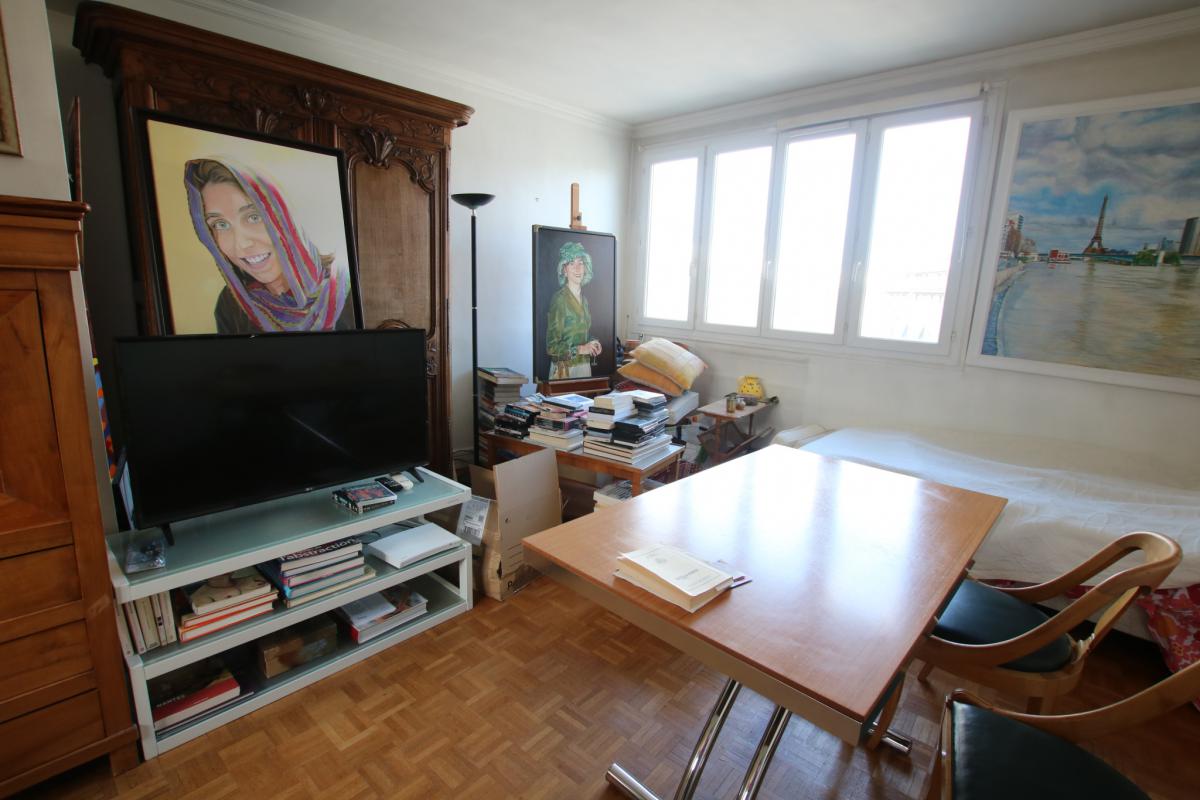 Exclusive commercial property: apartment, cellar + parking 