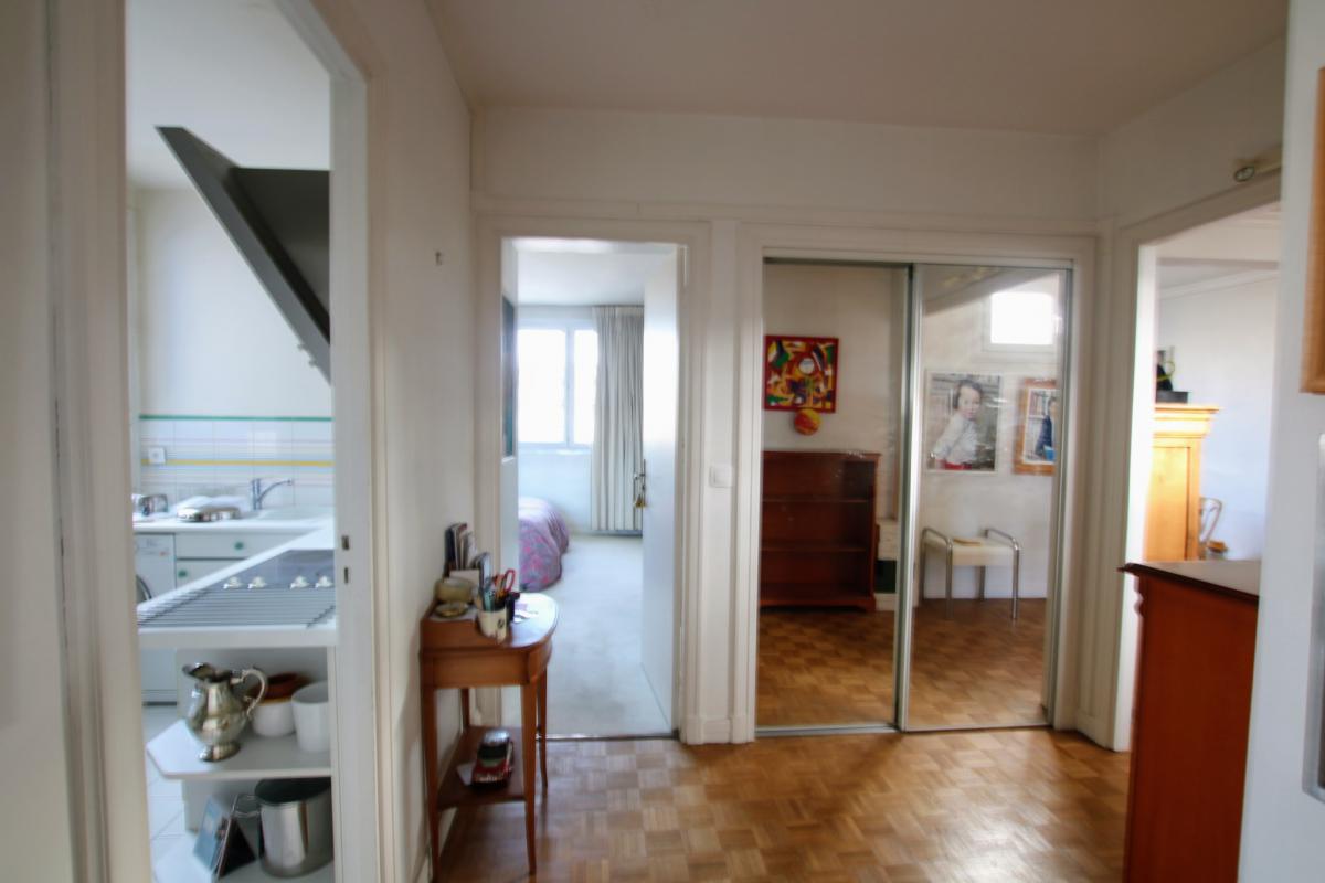 Exclusive commercial property: apartment, cellar + parking 