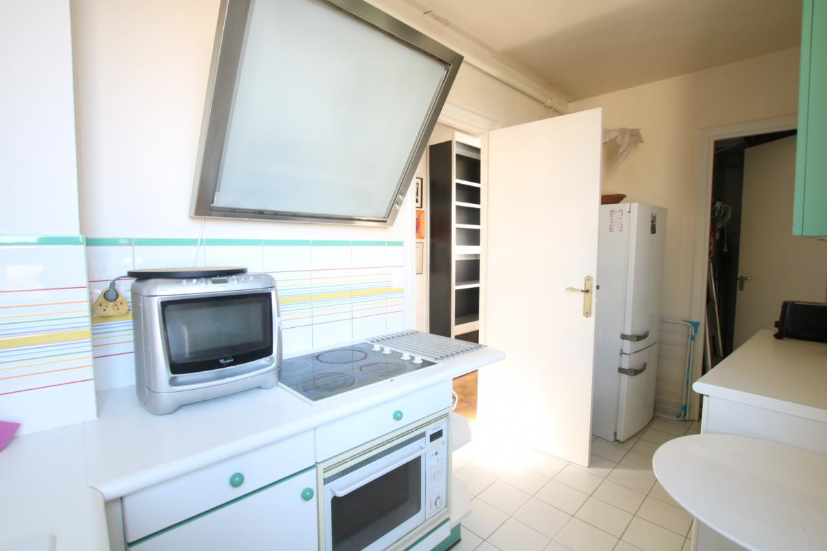 Exclusive commercial property: apartment, cellar + parking 