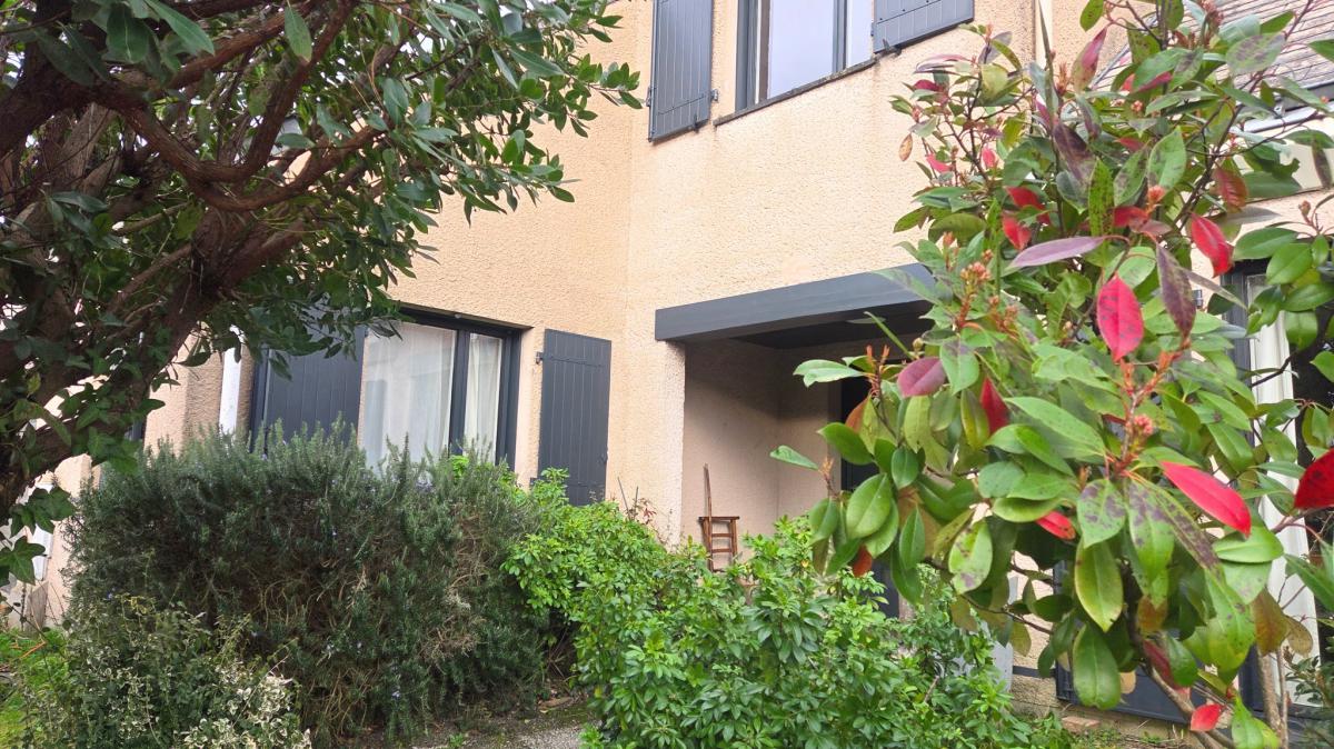 Close to schools, 5-bedroom house with terrace and garden, garag
