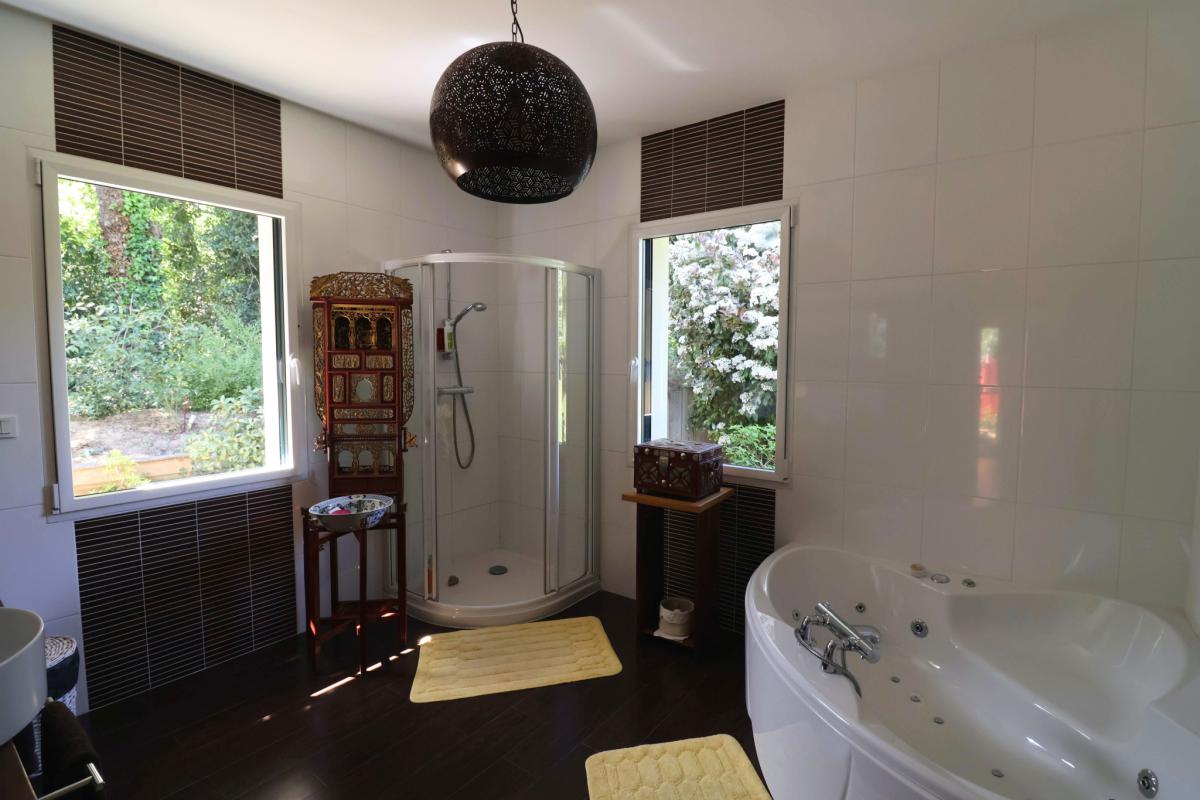 Propriété contemporaine 4 ch et parc arboré