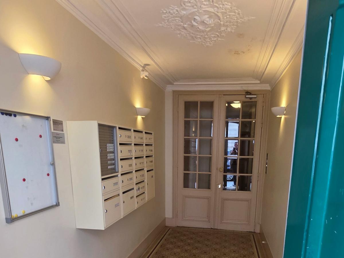 Lamarck appartement rénové lumineux 2 ch + cave