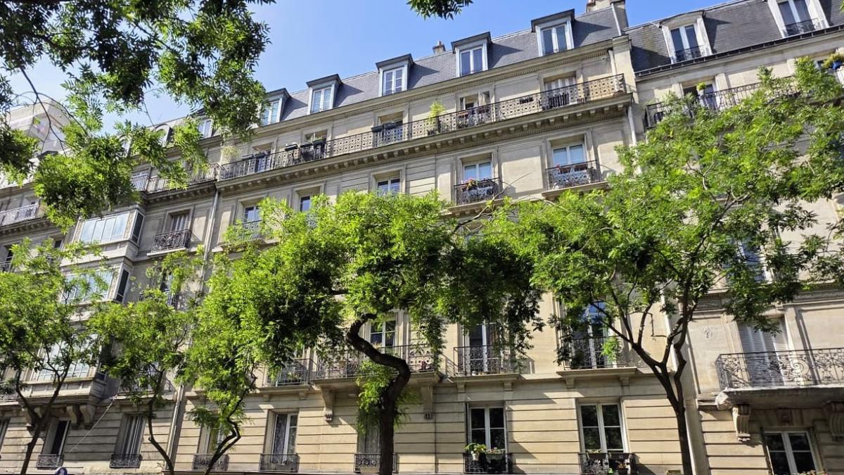Haussmann-style apartment, 2 bedrooms, elevator