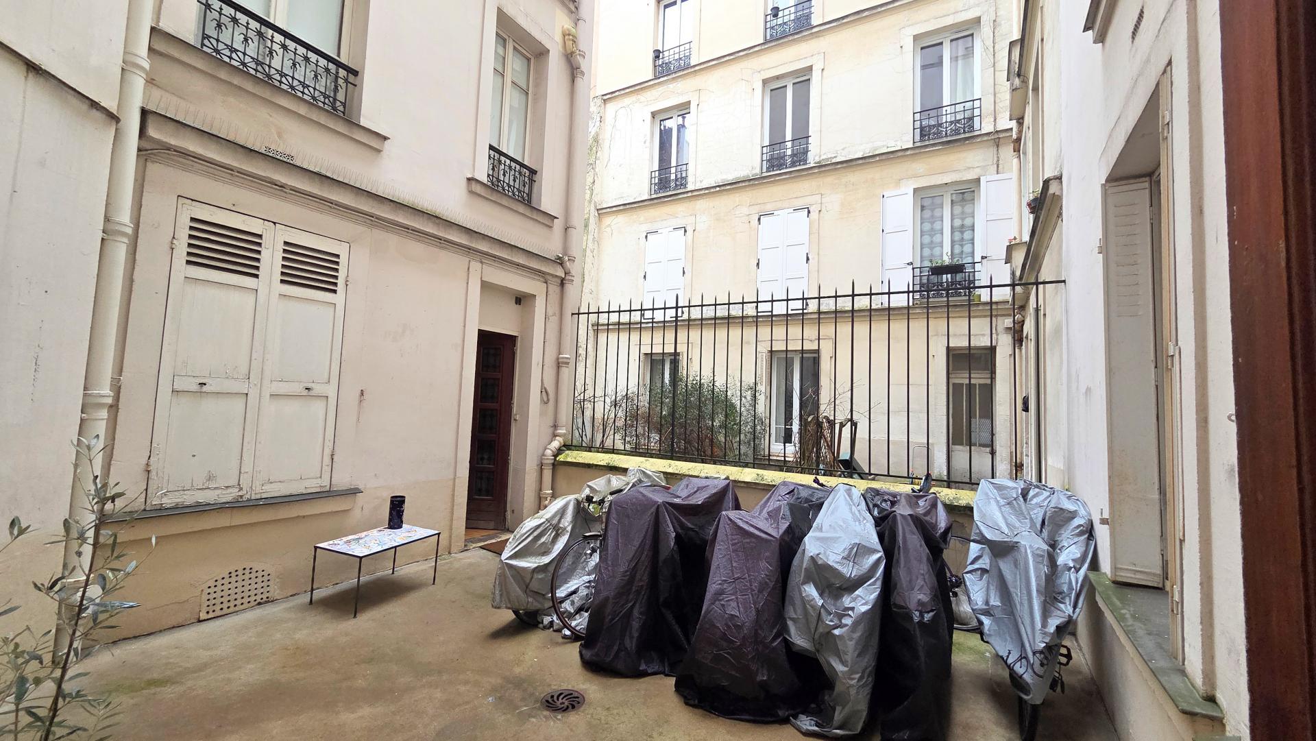 Studio apartment to renovate, 19m2, overlooking courtyard