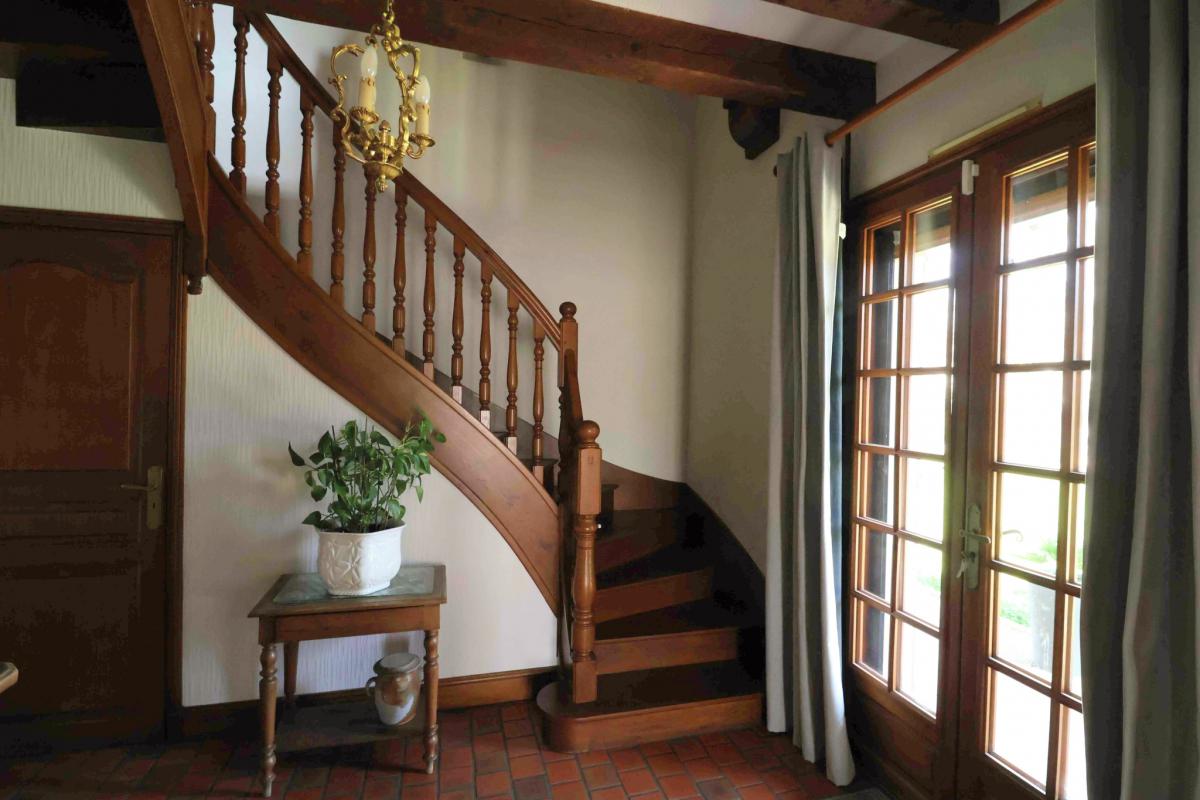 Downtown Solognote-style house with 5 bedrooms, pool, and garage