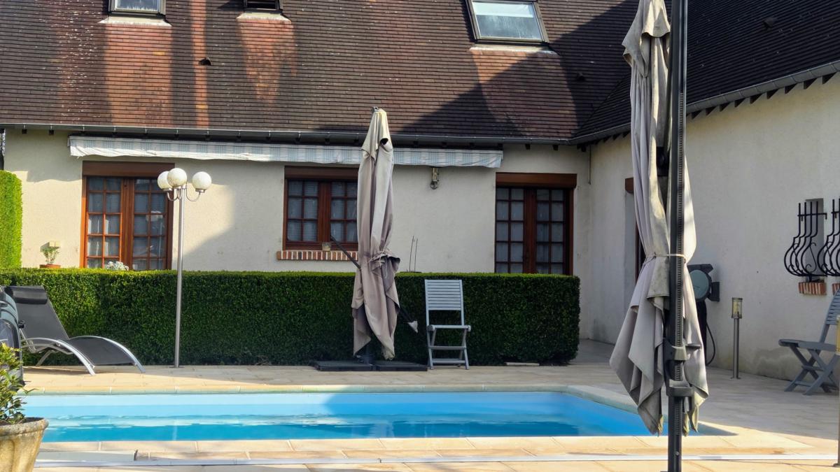 Downtown Solognote-style house with 5 bedrooms, pool, and garage