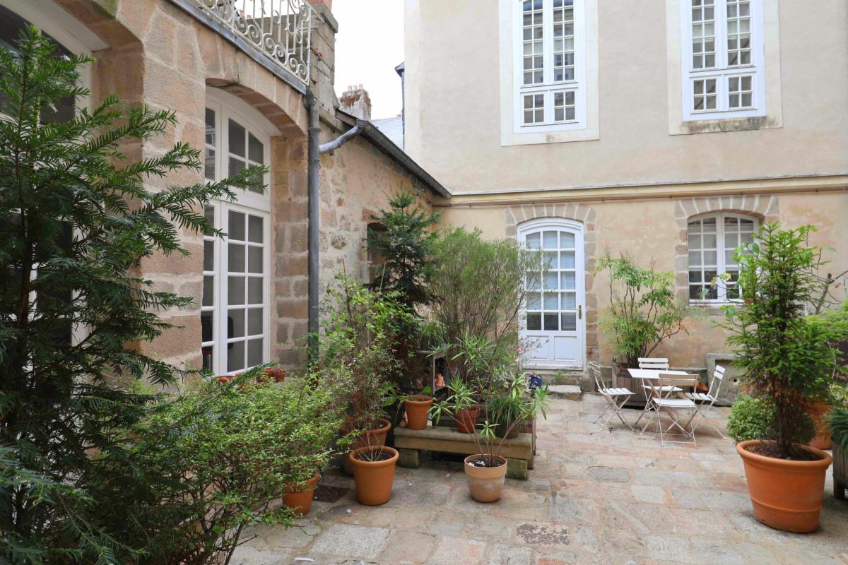 Appartement ancien 2 chambres cave cour-terrasse 