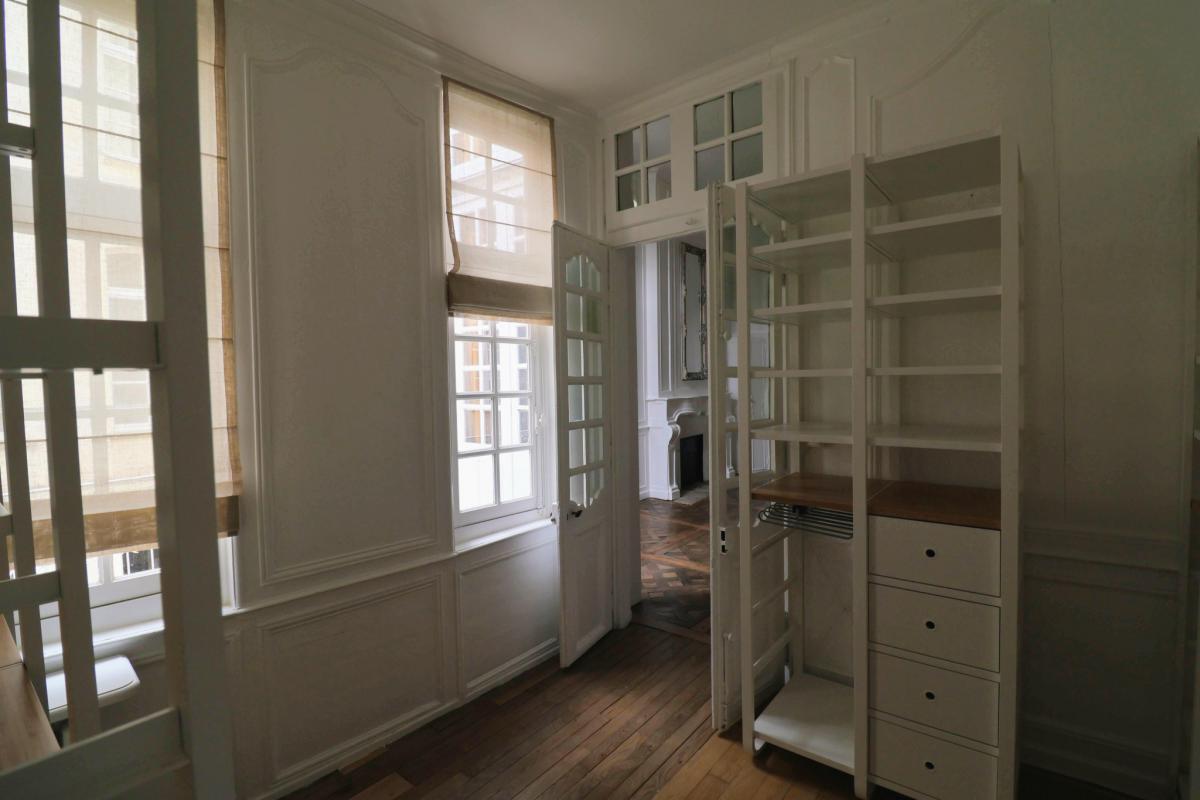 Appartement ancien 2 chambres cave cour-terrasse 