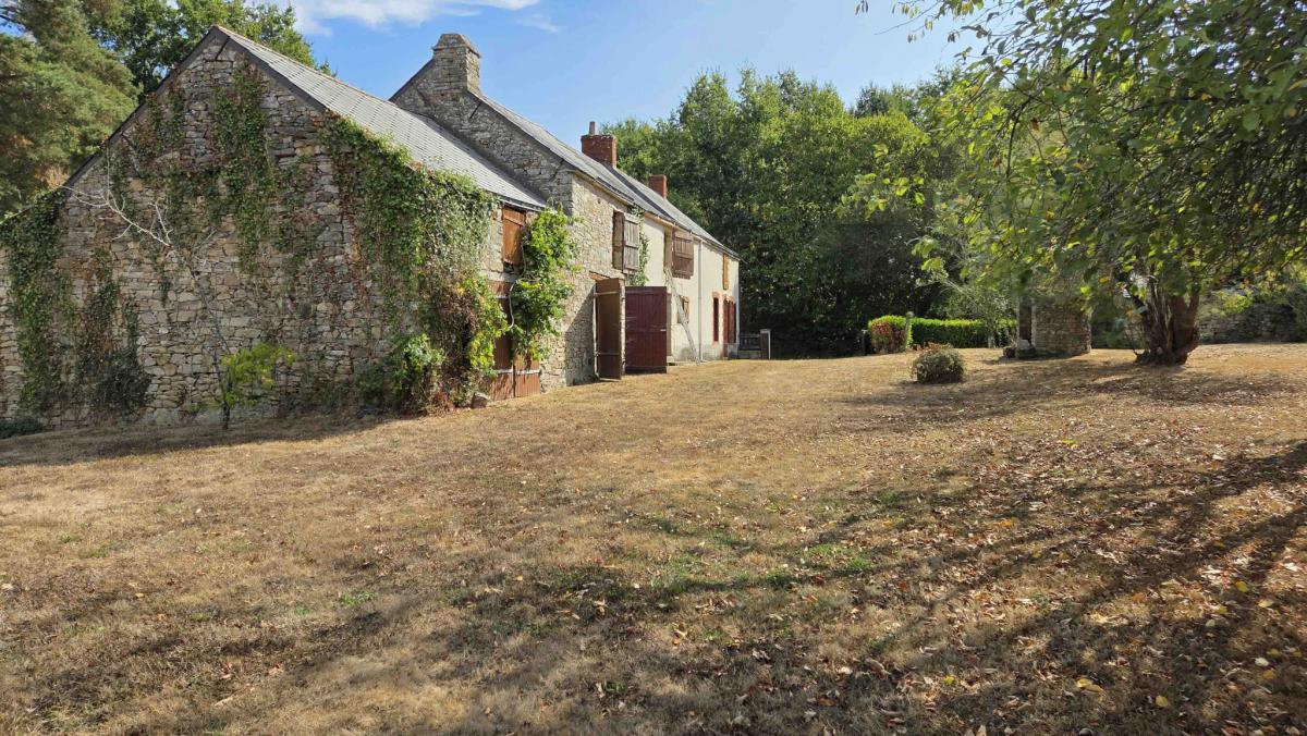 Property in need of renovation potential for 4 bedrooms and pool