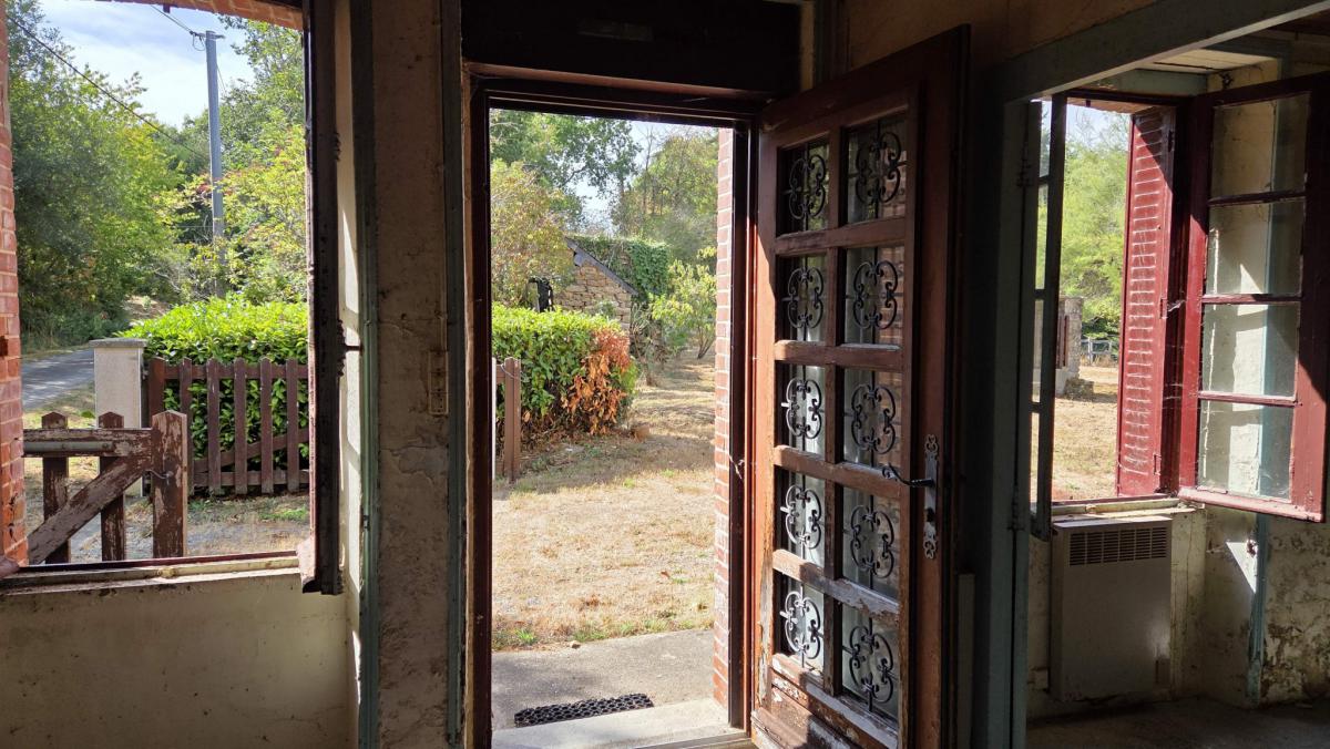 Property in need of renovation potential for 4 bedrooms and pool