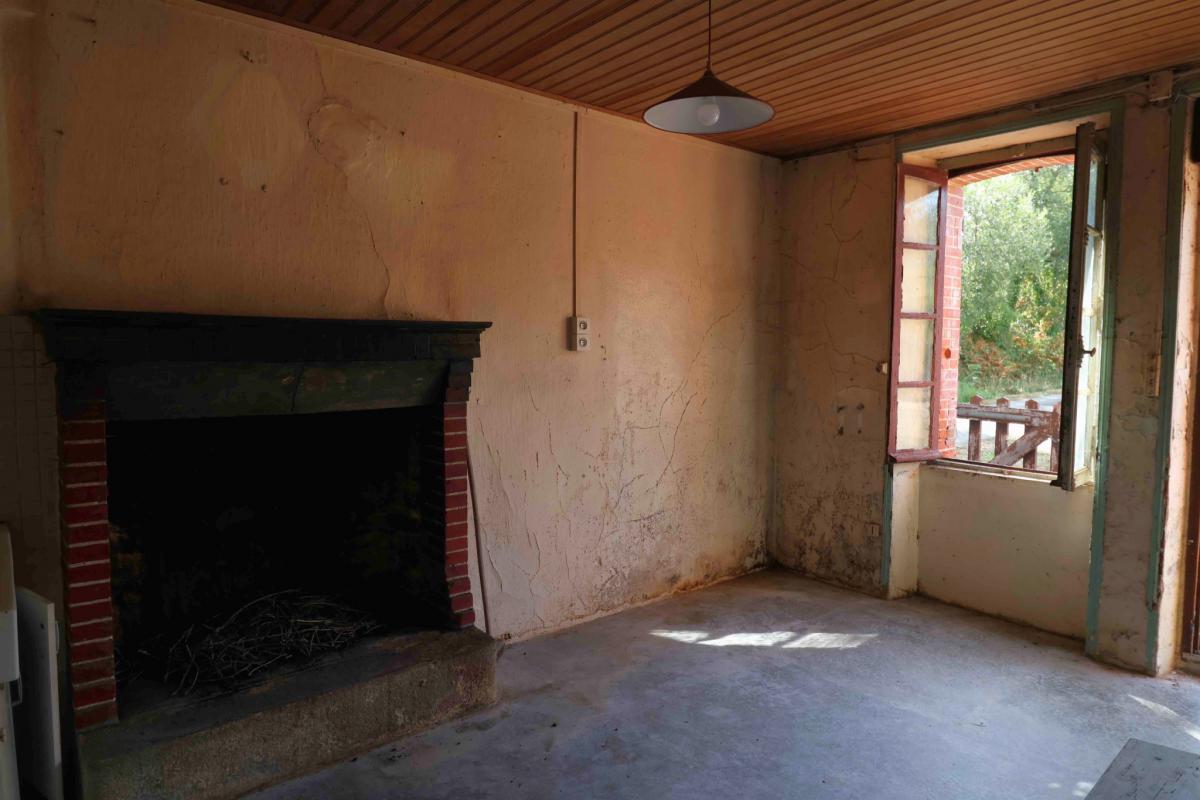 Property in need of renovation potential for 4 bedrooms and pool