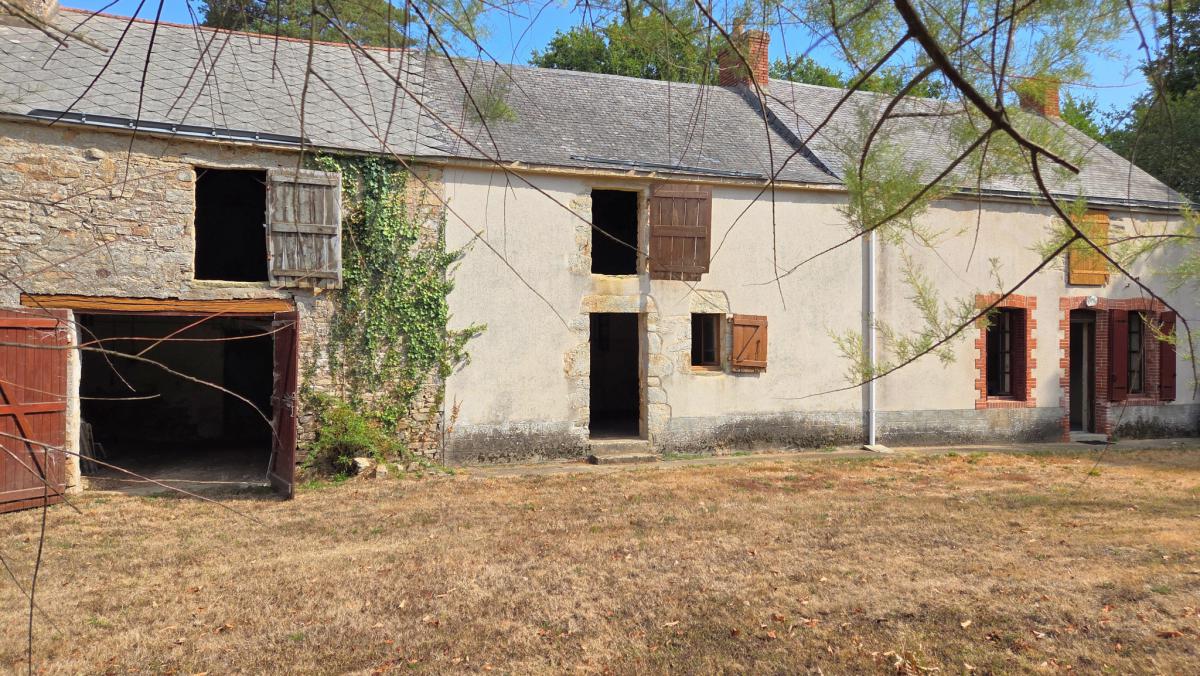 Property in need of renovation potential for 4 bedrooms and pool