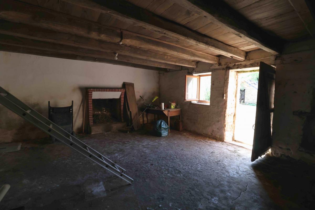 Property in need of renovation potential for 4 bedrooms and pool