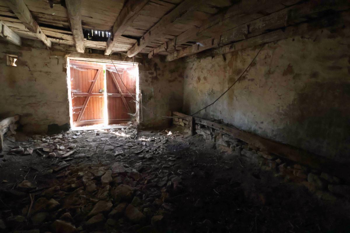 Property in need of renovation potential for 4 bedrooms and pool