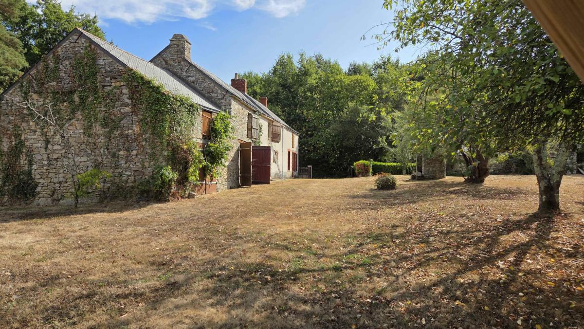Property in need of renovation potential for 4 bedrooms and pool
