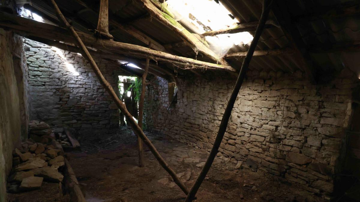 Property in need of renovation potential for 4 bedrooms and pool