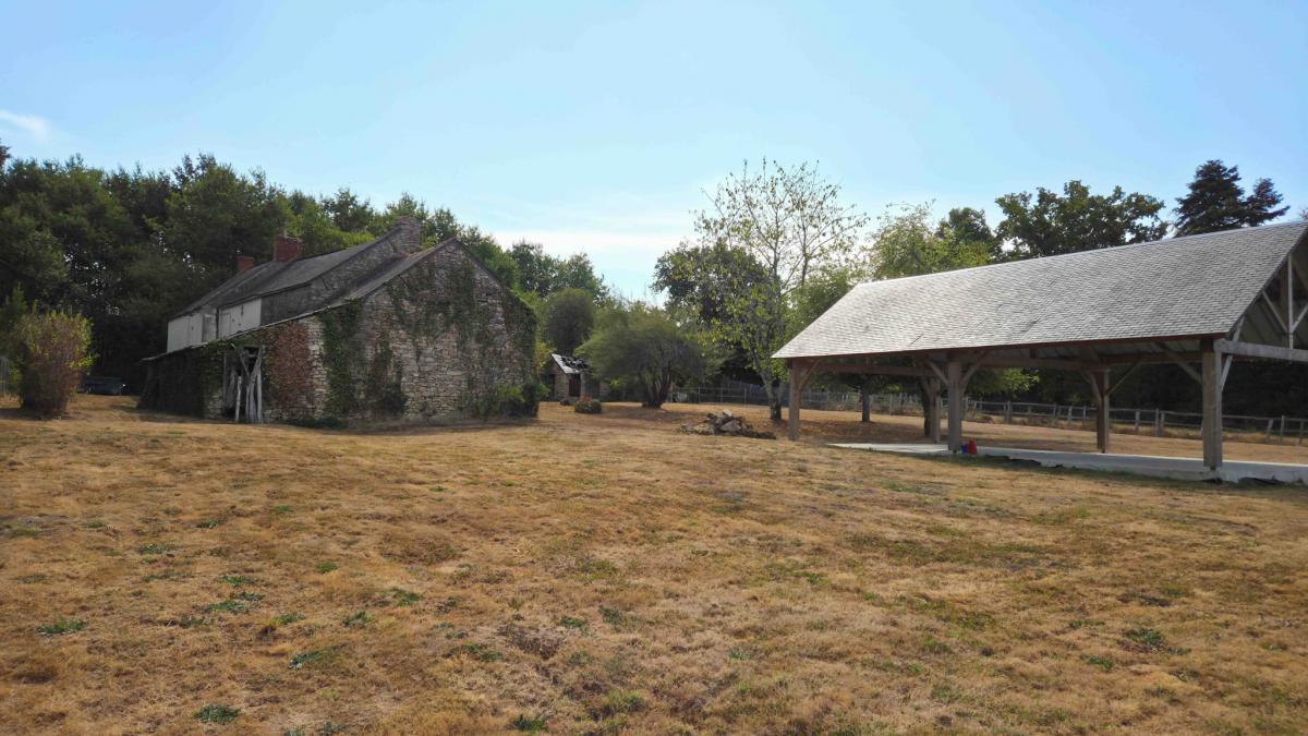 Property in need of renovation potential for 4 bedrooms and pool