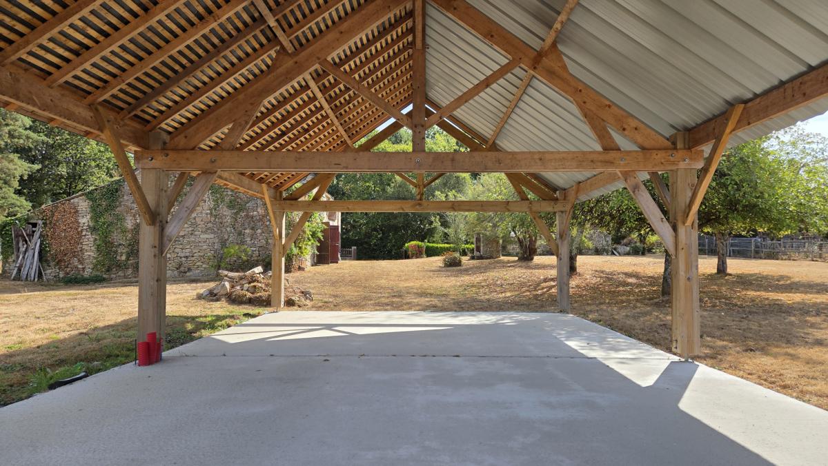 Property in need of renovation potential for 4 bedrooms and pool