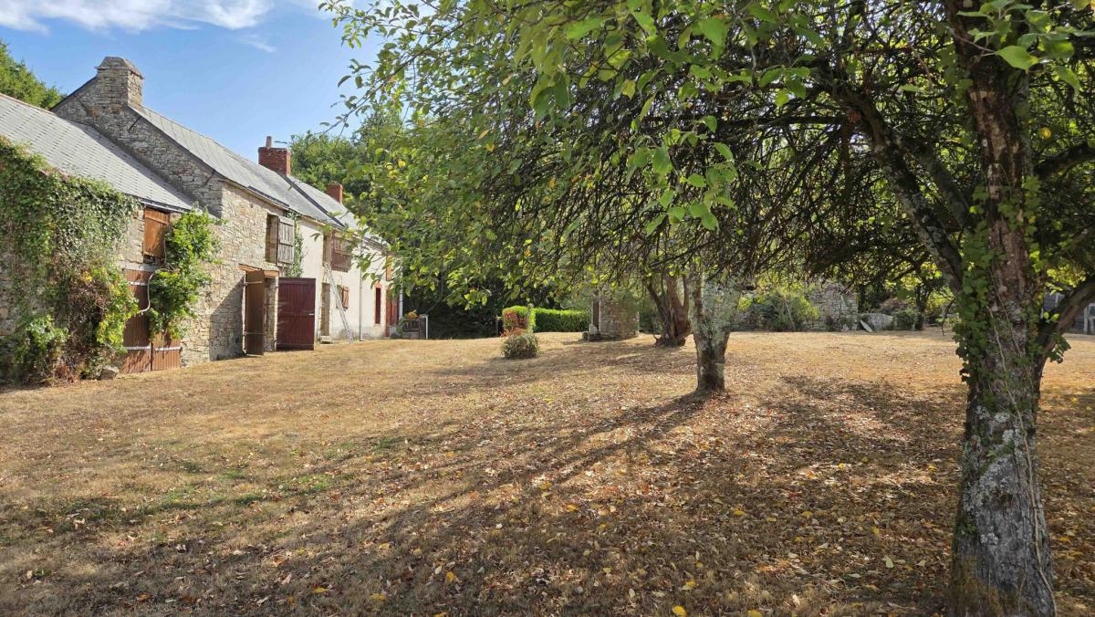 Property in need of renovation potential for 4 bedrooms and pool