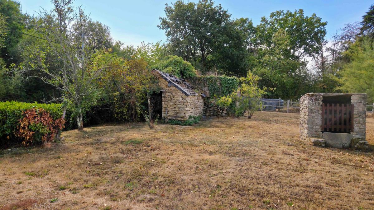 Property in need of renovation potential for 4 bedrooms and pool