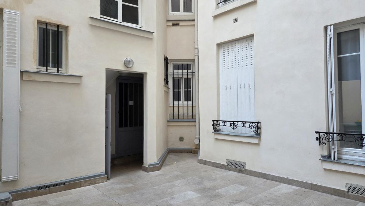 La Butte-aux-Cailles appartement-terrasse T1 bis à rénover