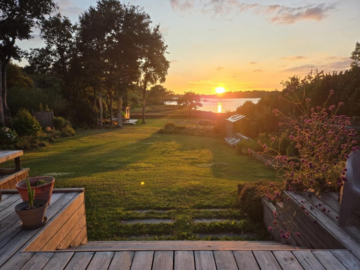 View of the Étel estuary and access to the sea. Contemporary ho