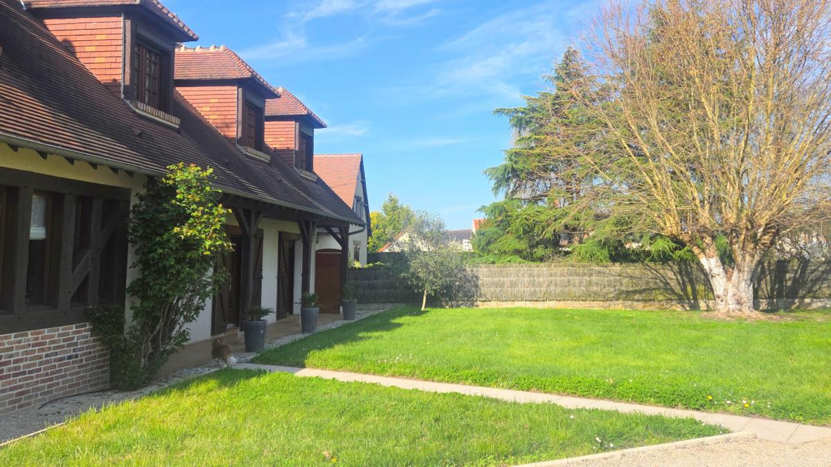 Downtown Solognote-style house with 5 bedrooms, pool, and garage