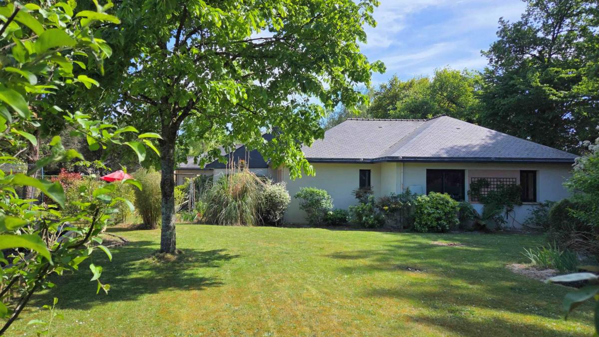 Propriété plain-pied 4 ch double garage parc arboré