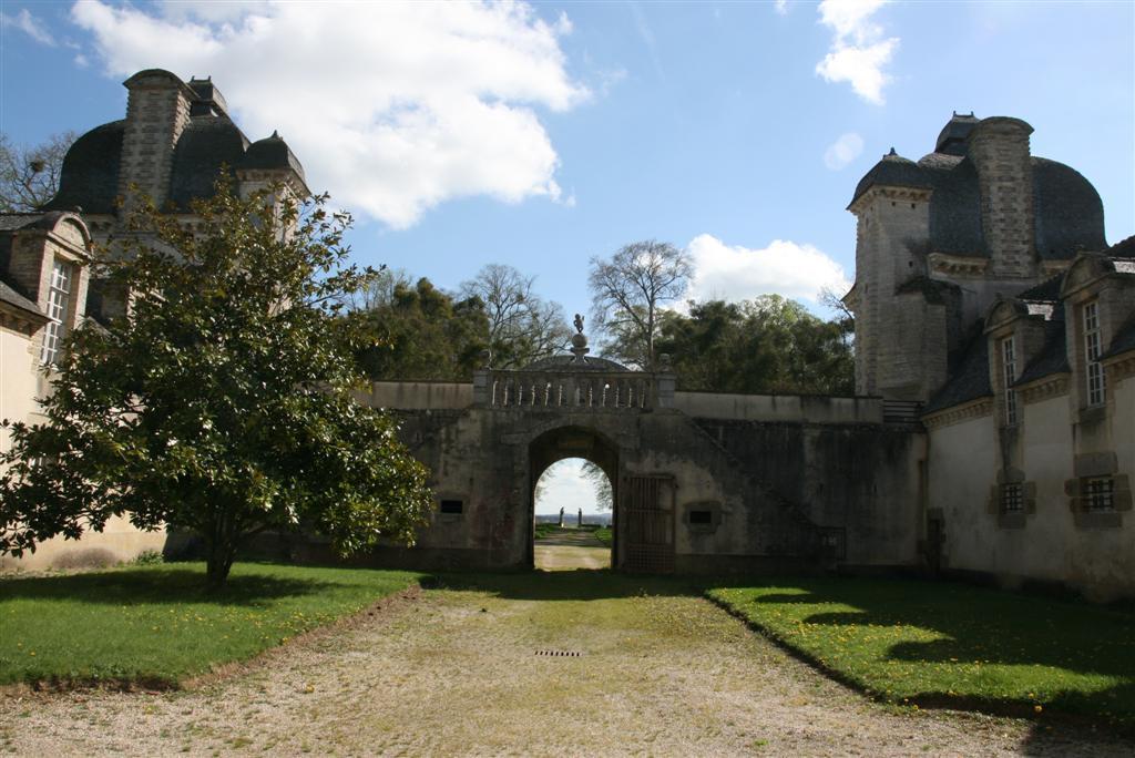 Château 17e s. M.H. dépendance et parc VENDU
